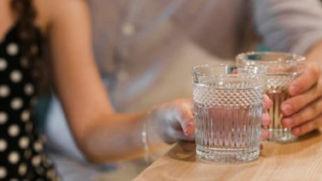 Covid-19. Scoperta festa in un bar senza distanziamento e mascherine