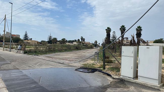 Mazara, cavo ostruisce passaggio in via della Resistenza. Torrente: 