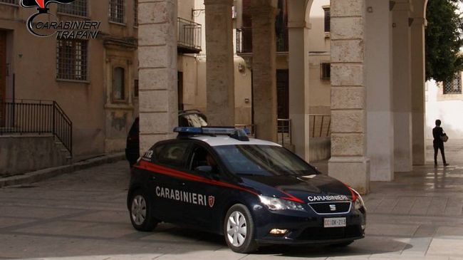 alcamo-evade-dai-domiciliari-ruba-al-supermercato-e-minaccia-i-carabinieri-in-manette-un-29enne