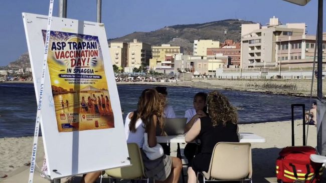 Vaccini in spiaggia a Trapani: l'Asp scende sul bagnasciuga per la prevenzione oncologica