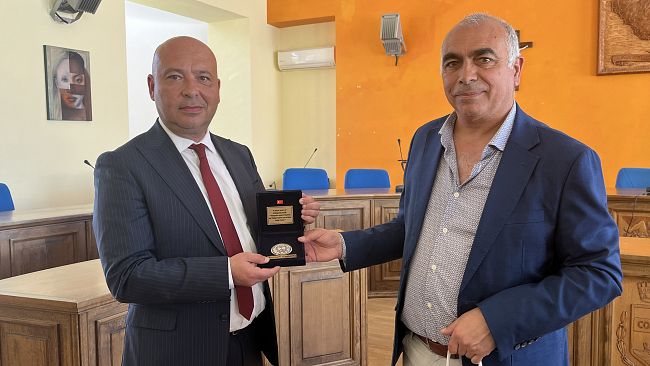 ​Gemellaggio Bozcaada-Pantelleria: il Sindaco Yahya Göztepein visita sulla Perla Nera