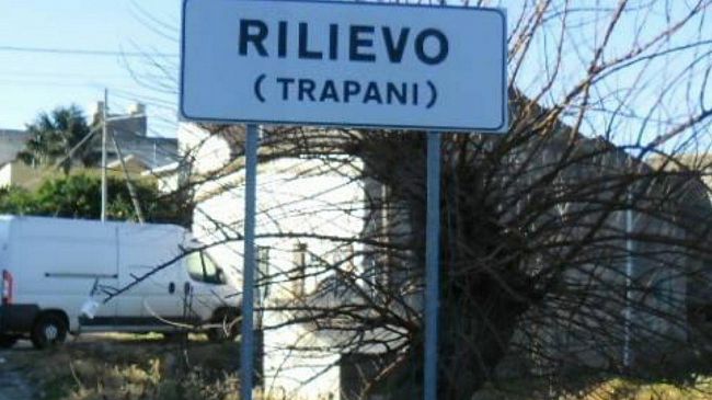 Rilievo, un’auto sbatte contro una casa