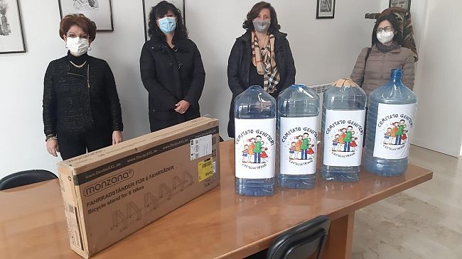 Doni per le scuole e panchine arcobaleno contro l'omofobia