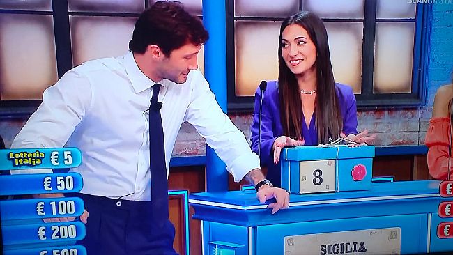 la-mazarese-sofia-pulizzi-concorrente-della-nota-trasmissione-affari-tuoi-condotta-dal-bravissimo-stefano-de-martino