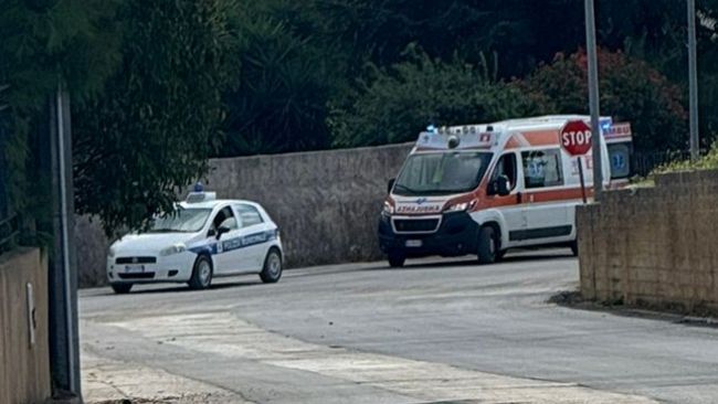 incidente-tra-auto-e-moto-necessario-lintervento-dellambulanza