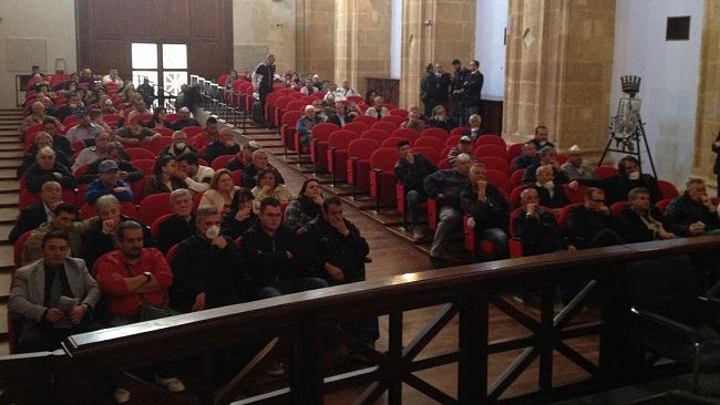 VIDEO – Opposizione lascia l’aula consiliare per solidarietà ad operai Belice Ambiente. Maggioranza criticata all’uscita