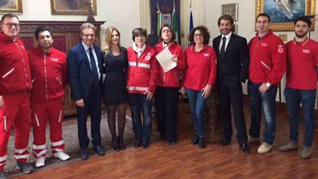 Un medico castelvetranese dona cinque defibrillatori alla Croce Rossa