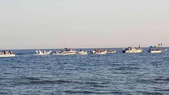 VIDEO – Tre Fontane, ferragosto, la processione in mare della Madonna dell’Assunta