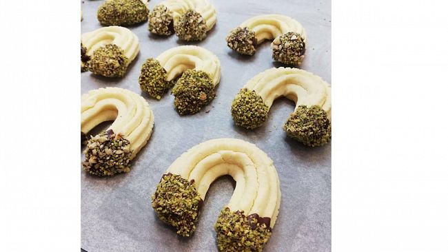 I golosi ferri di cavallo con cioccolato ricoperto da granella di nocciola e pistacchio