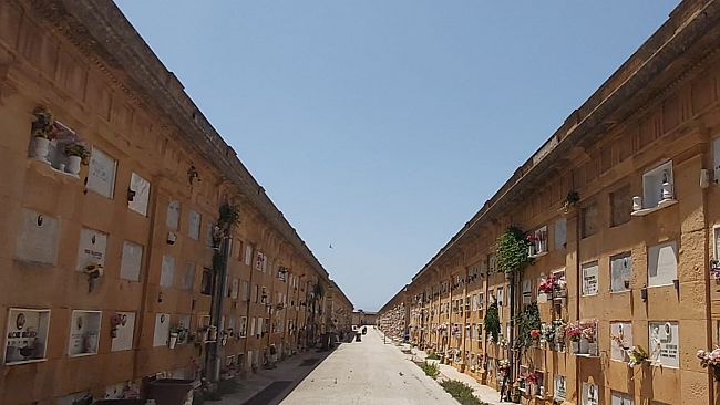 Mazara, cimitero comunale, loculi pur acquistati sono requisiti dal Comune. Grande disagio per i cittadini. L’assessore Reina: “non ci sono più loculi”