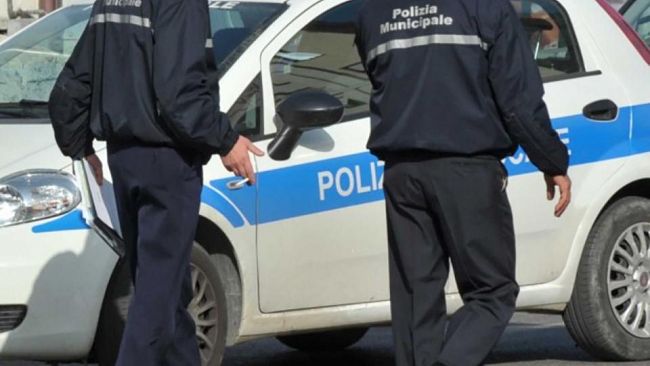 Marsala, intervento della polizia municipale per la presenza di bidoni in riva al mare