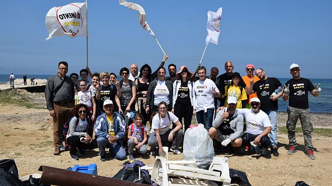 M5s Trapani celebra la “Giornata della Terra” ripulendo la spiaggia di Marausa