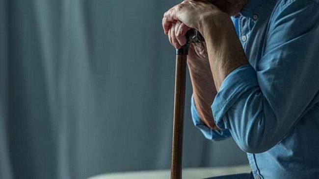 Si spacciano operai di un'azienda elettrica. Anziano 91enne malmenato e rapinato