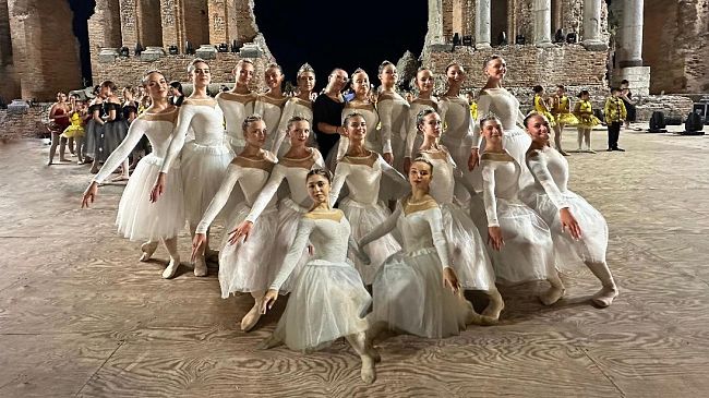 Le ragazze del Centro Studi Danza di Trapani calcano il palcoscenico del Teatro greco di Taormina
