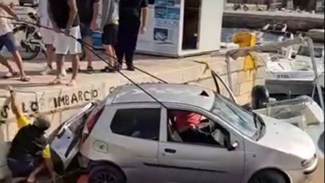  Incidente al porto di Favignana: auto finisce giù dalla banchina, nessun ferito 
