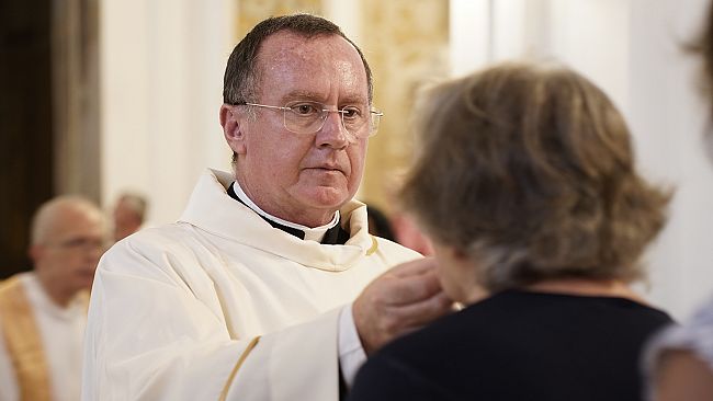 Gibellina, chiesa ed altare in casa privata. Vicario don Arena a fedeli: “Divieto di partecipare”