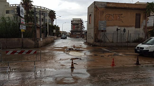 Disastro in via Marsala, salta la condotta delle acque nere