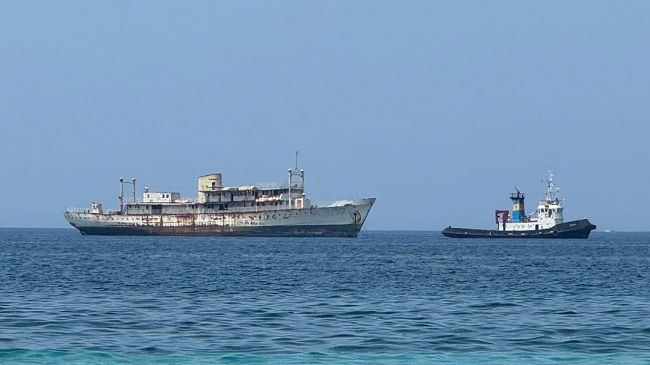 Mazara, vecchia nave trainata in porto: diventerà luxury yacht restaurant 