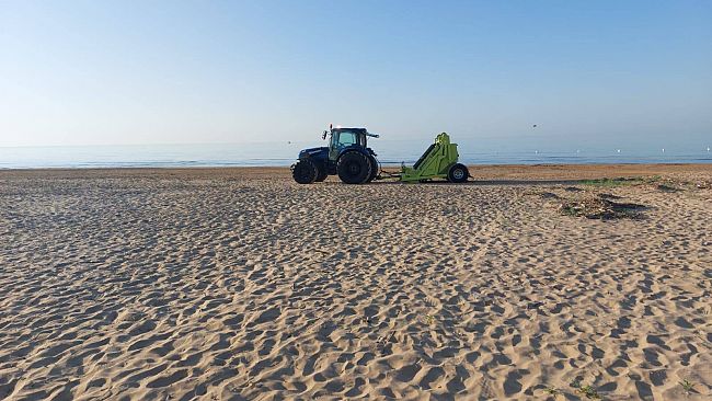 Iniziata la pulizia della spiaggia sul litorale di Tre Fontane