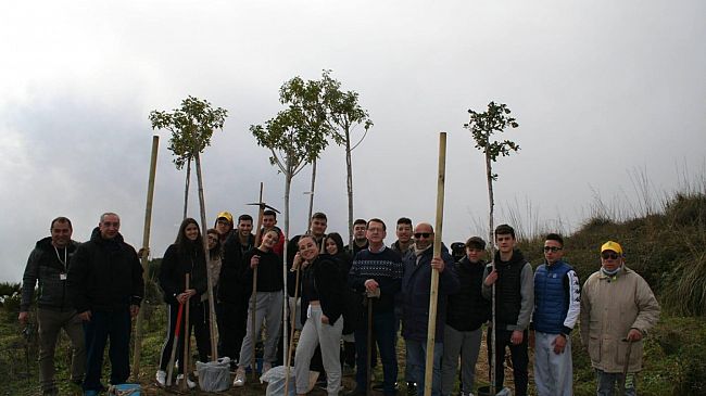Gli alunni dell' Istituto 'Florio’ piantumano venti alberi nella montagna 