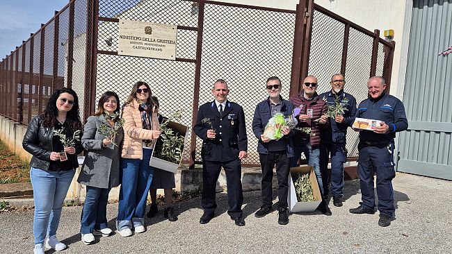 Mazara, volontari della parrocchia Santa Maria di Gesù portano doni e speranza ai detenuti