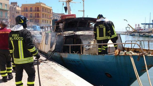 Mazara, incendio a bordo di un peschereccio: intervengono la Guardia Costiera e i Vigili del Fuoco