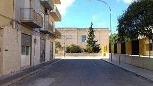 Centro di accoglienza immigrati a due passi dalle scuole elementari. Protestano gli abitanti della Via Emerico Amari
