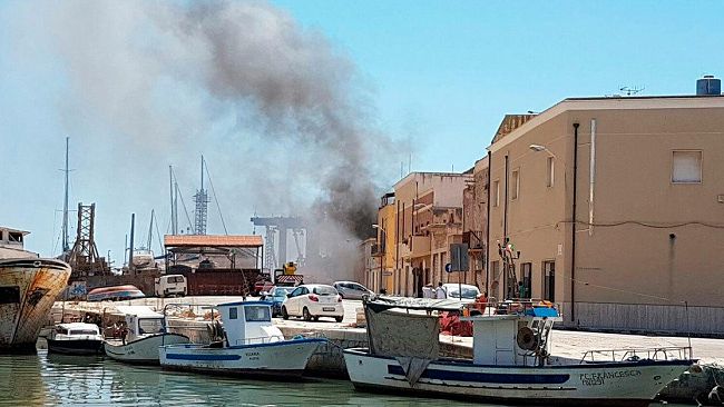 VIDEO – Mazara, Incendio in un’officina-magazzino del Porto Canale