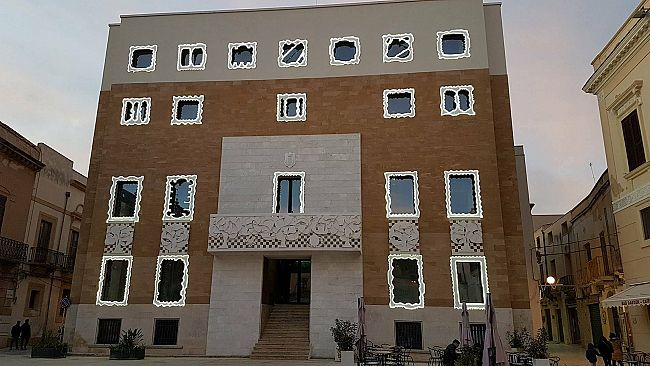 La facciata festiva del palazzo di piazza Repubblica: dallo stile “impero” al simil-Consagra: ardore futurista? Però ci piace! Perché non lasciarlo così per sempre?