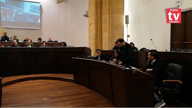 VIDEO – In seduta urgente il consiglio comunale approva la presa d’atto sui consiglieri Emmola e Pipitone