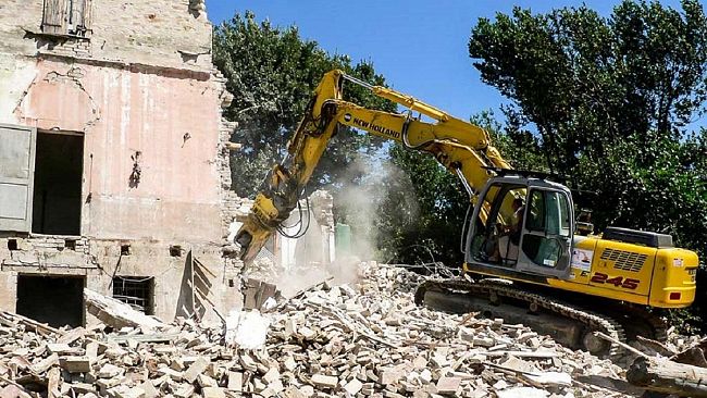 Al via la gara per le fognature a Triscina. Al via le demolizioni. Quali ruspe arriveranno prima?