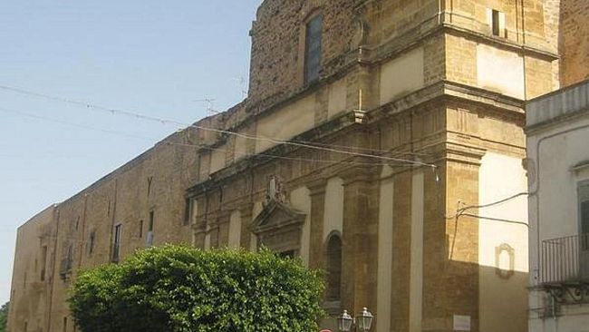 Va al funerale del nipote e cade dalle scale della chiesa procurandosi varie fratture. Brutta avventura per una 84enne