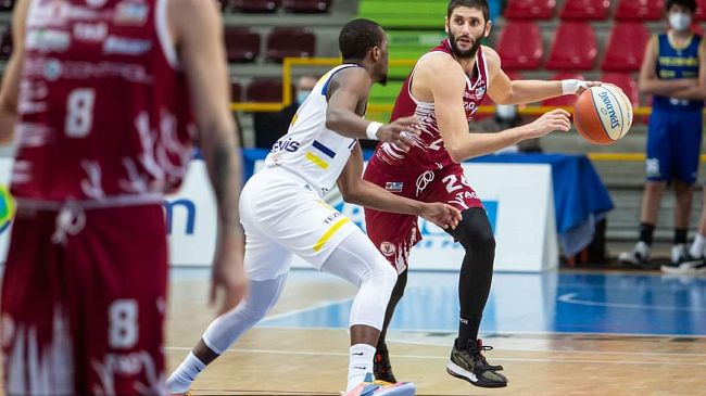 Verona domina Trapani, tradita dai big: lottano solo i giovani e Mollura