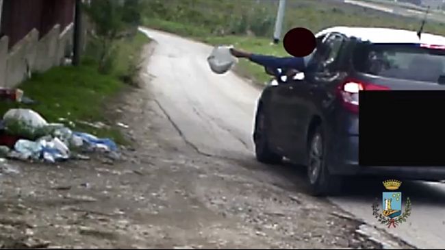 Valderice, cittadini abbandonano rifiuti. Sindaco Stabile: «In arrivo sanzioni esemplari»