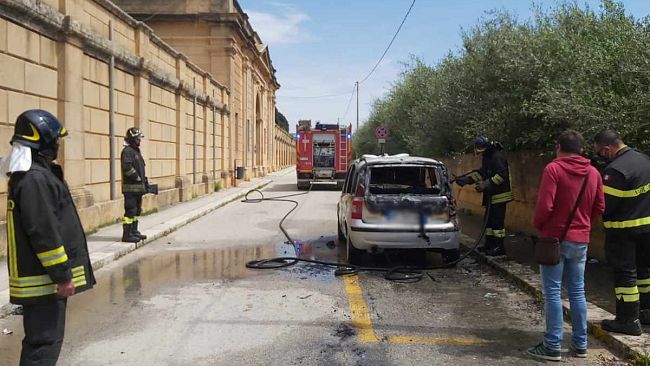 VIDEO – Mazara, a fuoco l’auto del direttore del cimitero. Incendio colposo o doloso?