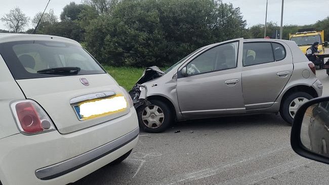impatto-tra-due-utilitarie-una-toyota-yaris-grigia-e-una-fiat-500-bianca-due-feriti-gravi