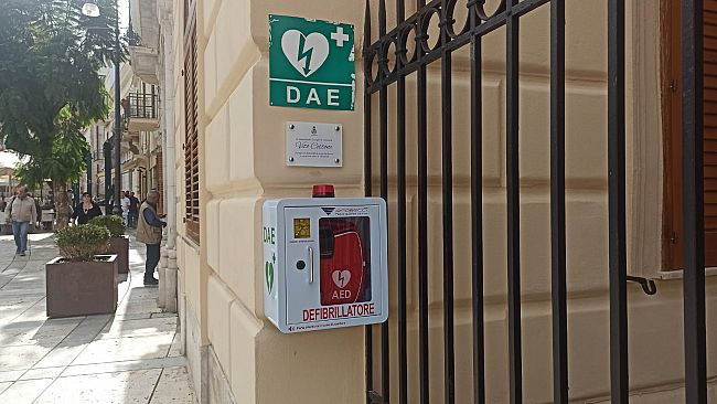 alcamo-un-defibrillatore-in-piazza-ciullo-iniziativa-in-ricordo-di-vito-cottone