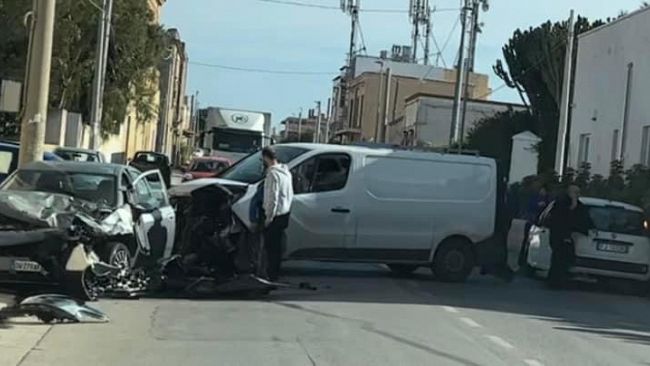Marsala, scontro tra un furgone e un'auto in via Trapani. Ci sarebbero feriti
