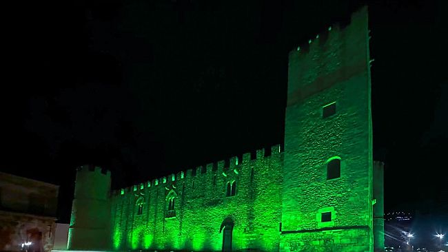 miastenia-gravis-ad-alcamo-sillumina-di-verde-il-castello-dei-conti-di-modica