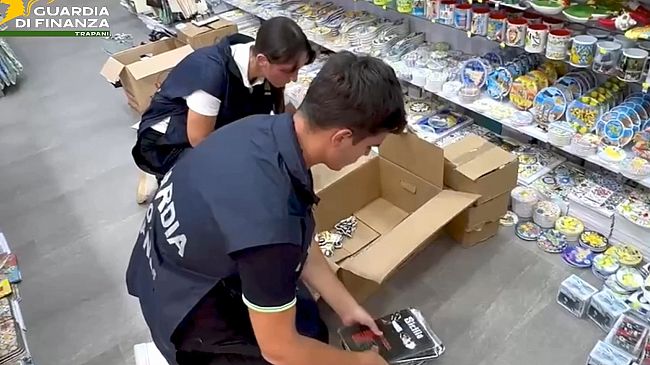 San Vito lo Capo. Sequestrati 17mila articoli tra abiti contraffatti e bigiotteria non sicura