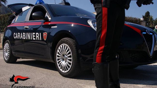 non-si-ferma-allalt-dei-carabinieri-e-si-da-alla-fuga-arrestato