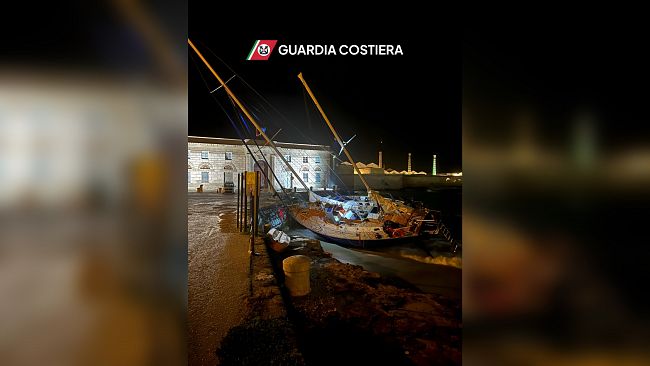 Favignana, nave a vela da diporto si incaglia nel porto. Recupero completato grazie alla Guardia Costiera