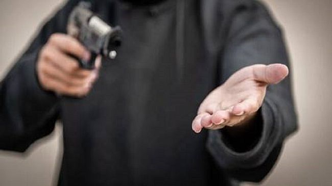 Rapina ad un’anziana: presunto autore arrestato dalla Polizia di Stato