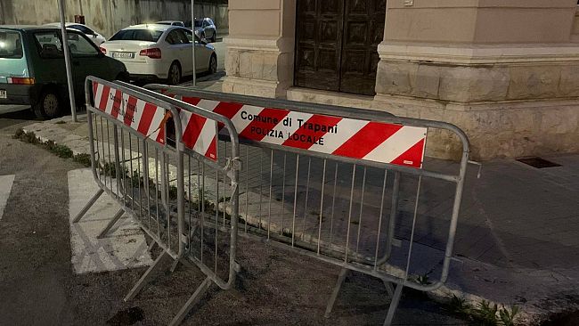 Trapani, transenne abbandonate e danneggiate in giro per la città