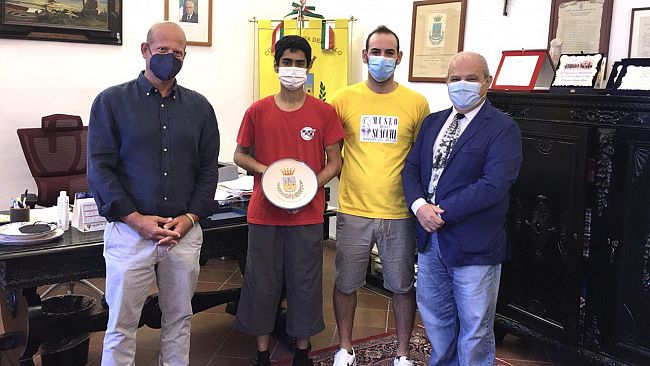 Visita al Palazzo di Città del campione under 18 di scacchi Yesahaa Bin-Suhayl