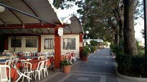 “Attività di ristorazione costretta a chiudere a causa della nuova tassa del suolo pubblico”