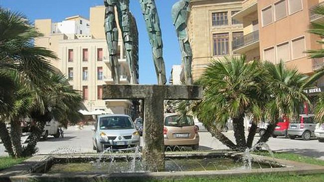 Mazara, “Il Duemila” sul degrado della scultura di Consagra in piazza Mokarta