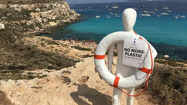 Favignana, un manichino per dire no alla plastica in mare