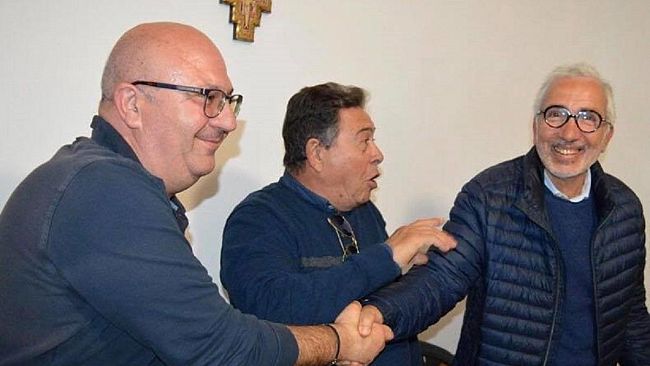 Calogero Martire ed Enza Viola si complimentano con il neo sindaco