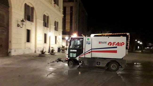 Prosegue la sanificazione delle strade cittadine. Oggi zona commerciale e parte del centro